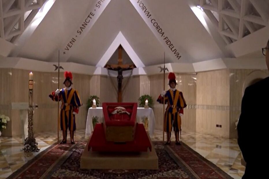 As primeiras fotografias do Papa Francisco morto