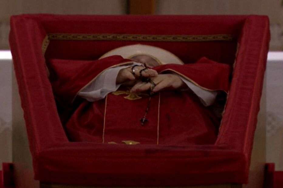 As primeiras fotografias do Papa Francisco morto