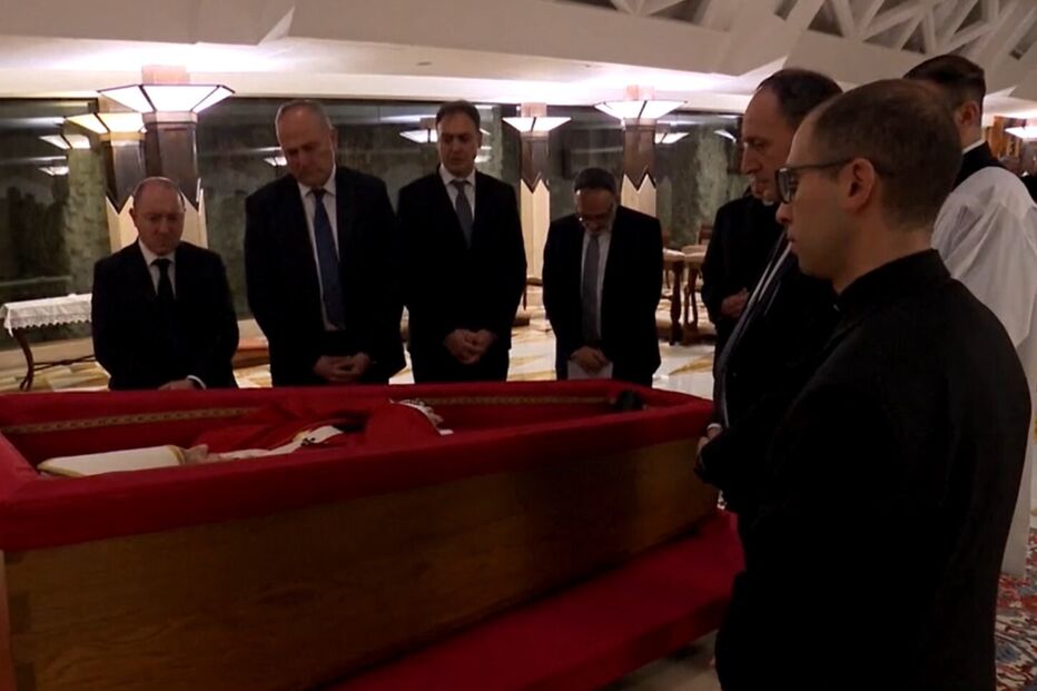 As primeiras fotografias do Papa Francisco morto