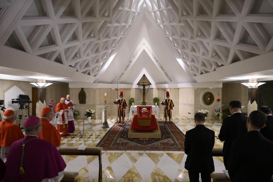 As primeiras fotografias do Papa Francisco no caixão