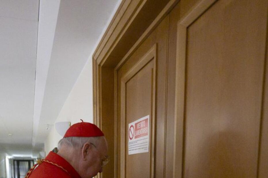 A porta do local onde está o corpo do Papa Francisco ainda selada