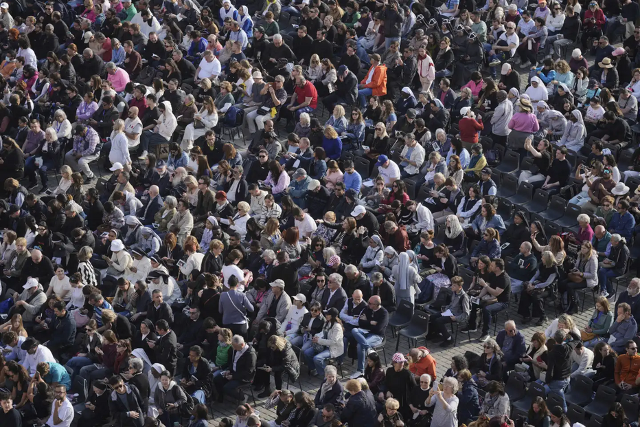 Fiéis juntam-se para saudar uma última vez Francisco