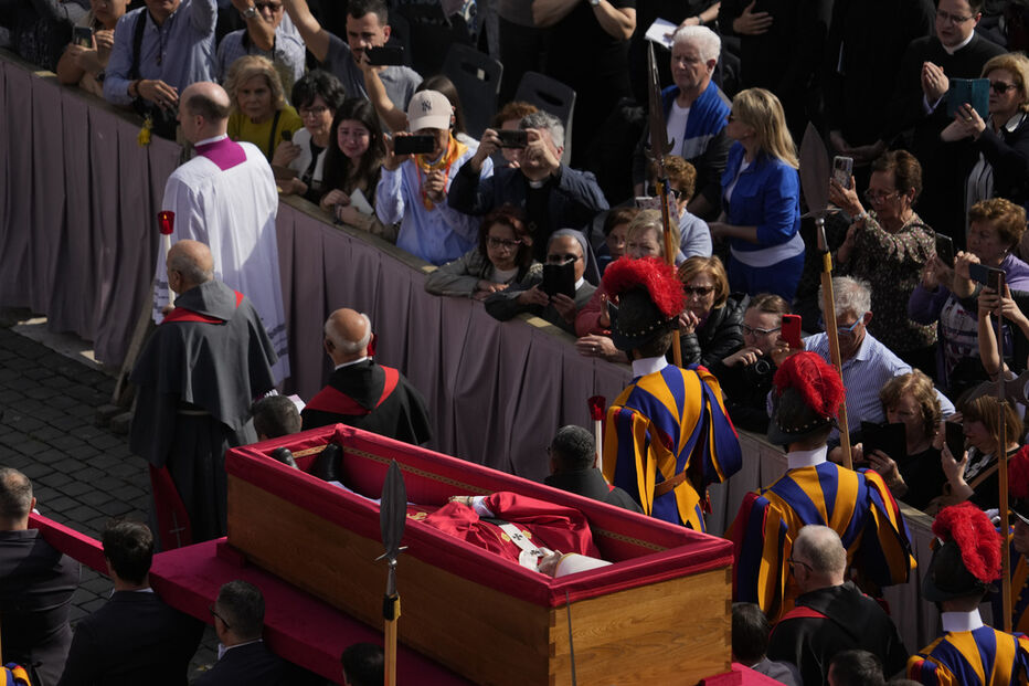 Papa Francisco passa na Praça de São Pedro a caminho da Basílica