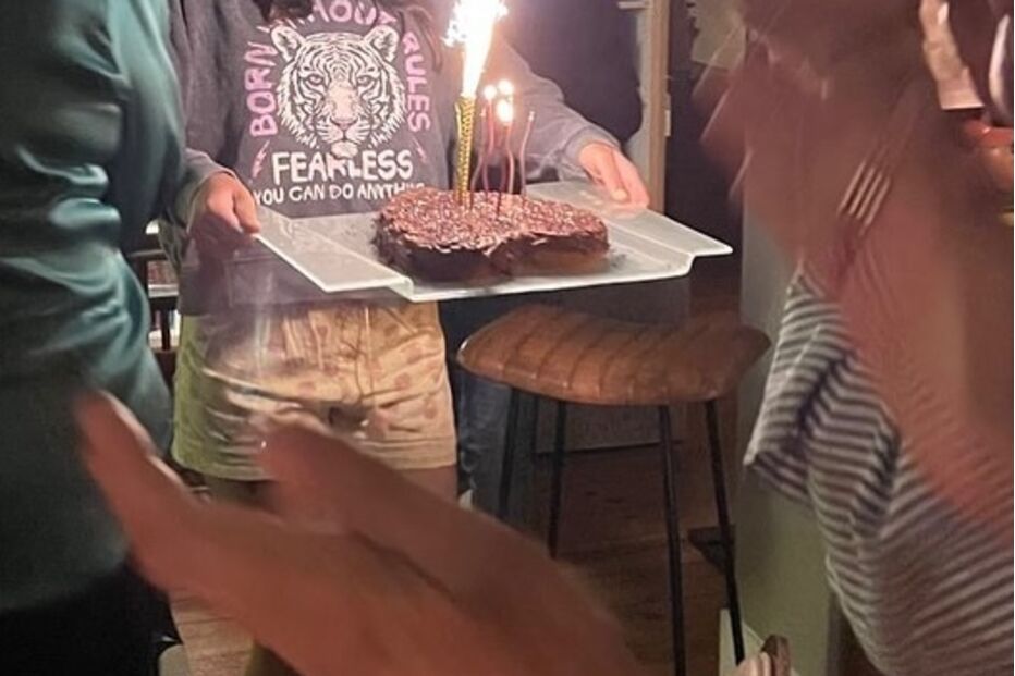 Carlota surpreende Bárbara com um bolo