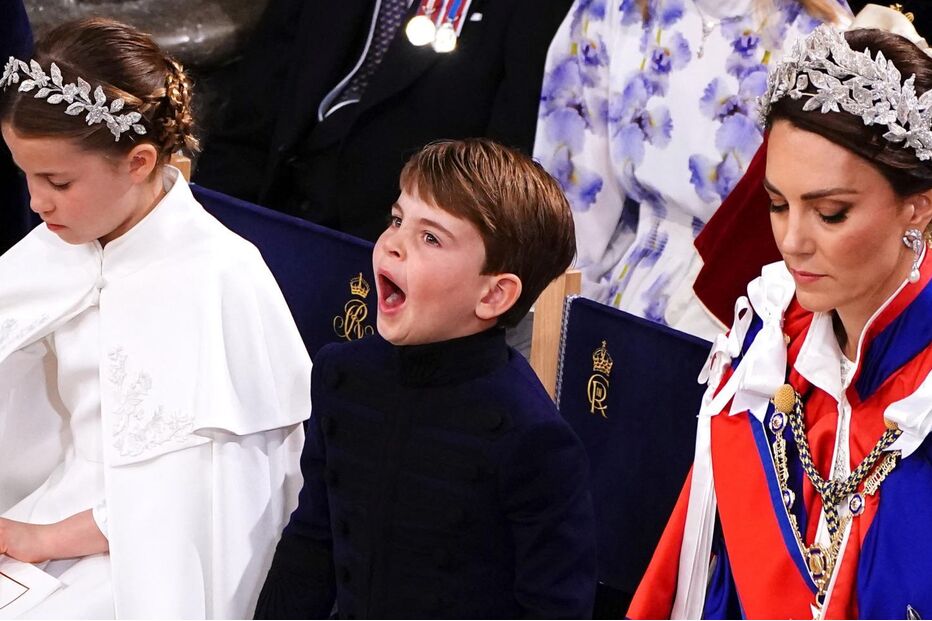 O príncipe Louis ladeado pela irmã e a mãe