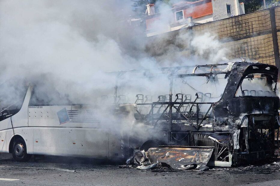 Autocarro com 40 crianças arde na A5 em Lisboa