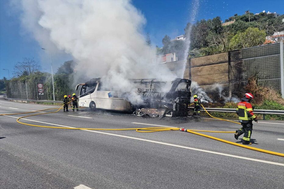 Autocarro com 40 crianças arde na A5 em Lisboa