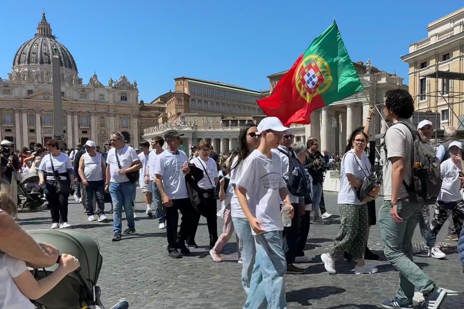 Fiéis na Praça de São Pedro, no Vaticano