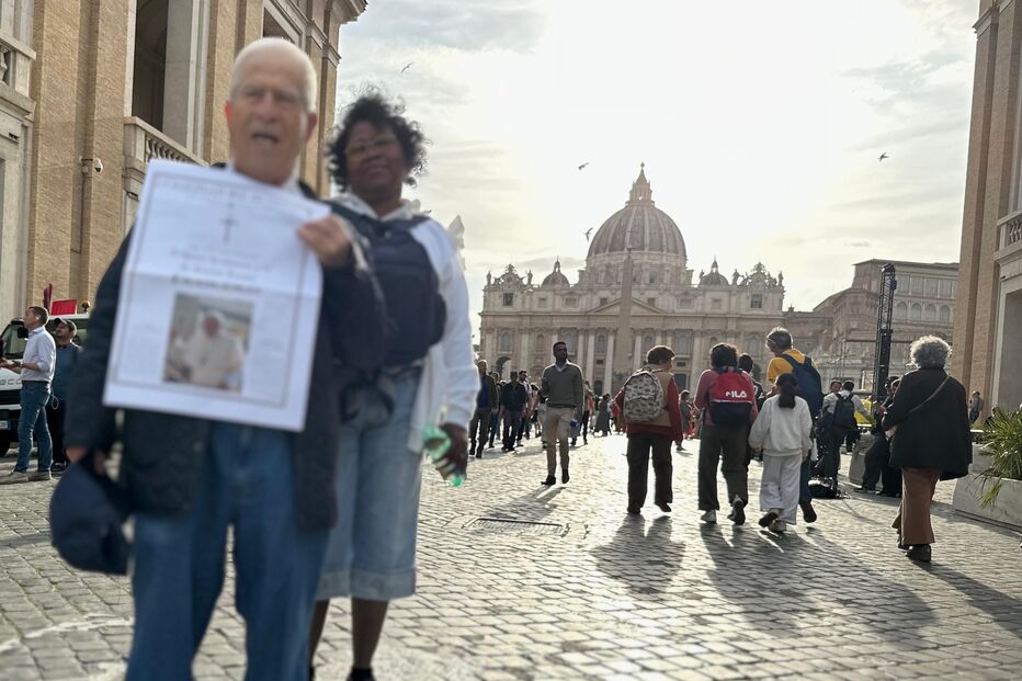 Homem com fotografia do Papa Francisco