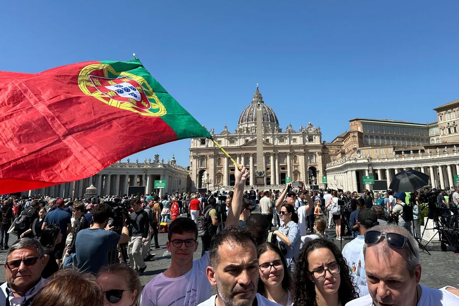 Fiéis portugueses na Praça de São Pedro, no Vaticano