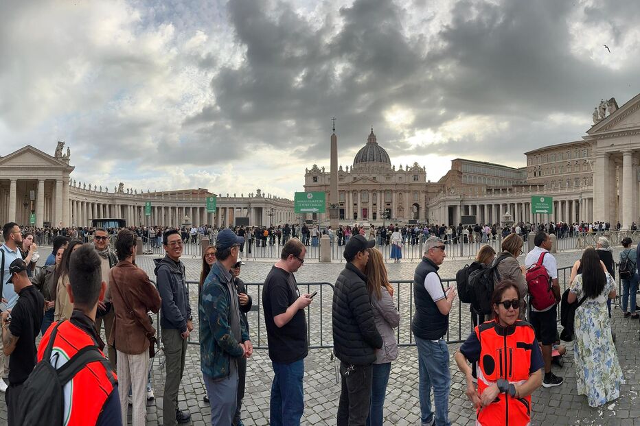 Fiéis na Praça de São Pedro, no Vaticano
