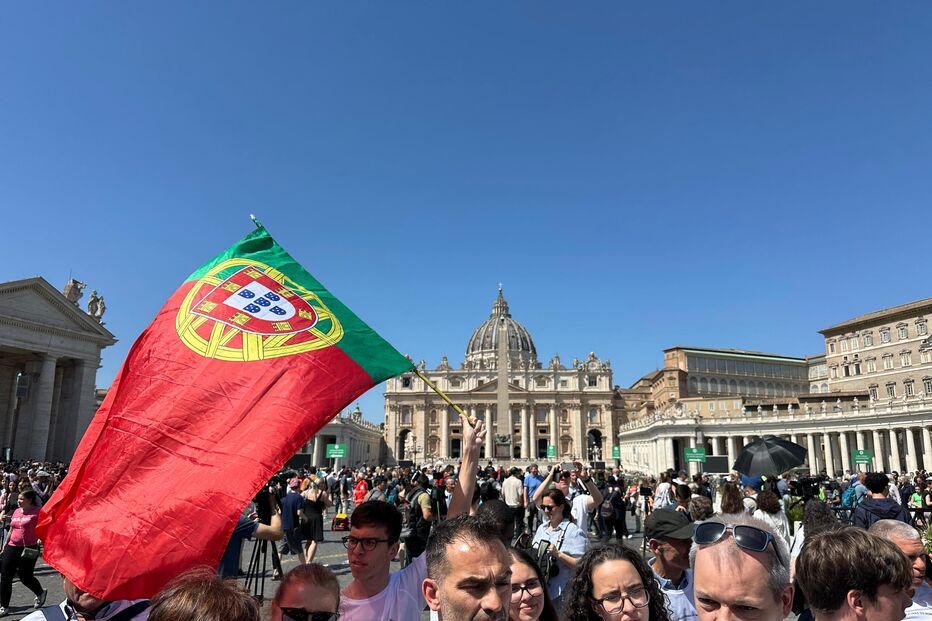 Fiéis portugueses na Praça de São Pedro, no Vaticano