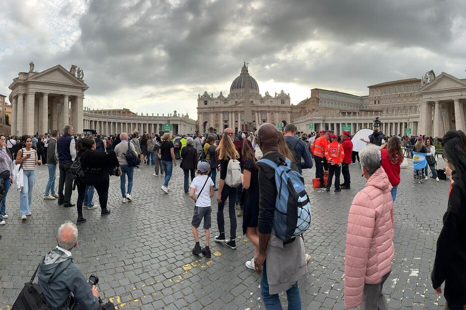 WFiéis na Praça de São Pedro, no Vaticano