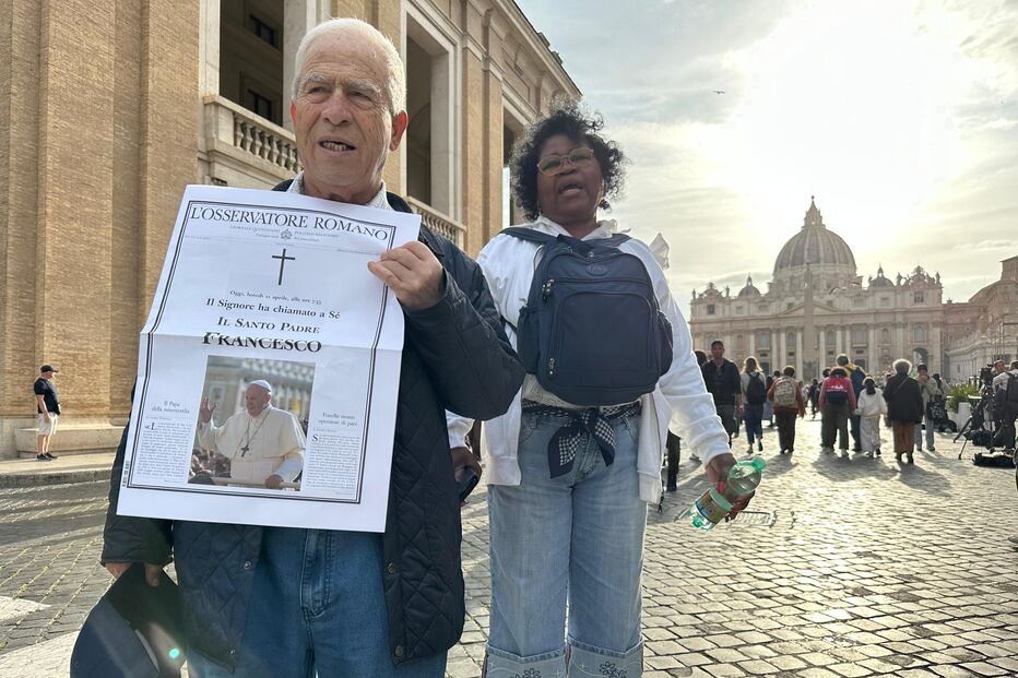 Homem com fotografia do Papa Francisco