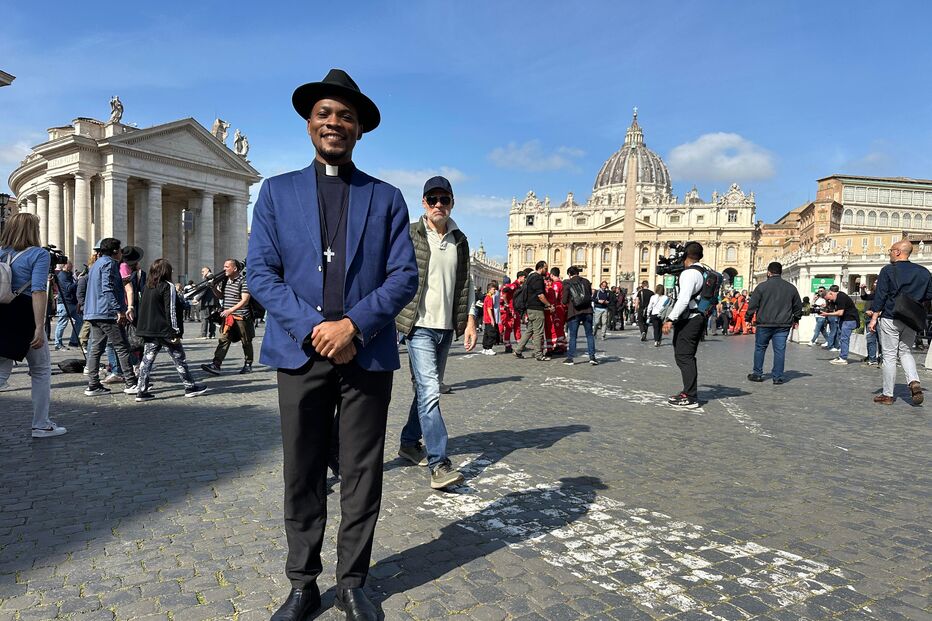 Peregrinos na Praça de São Pedro, no Vaticano