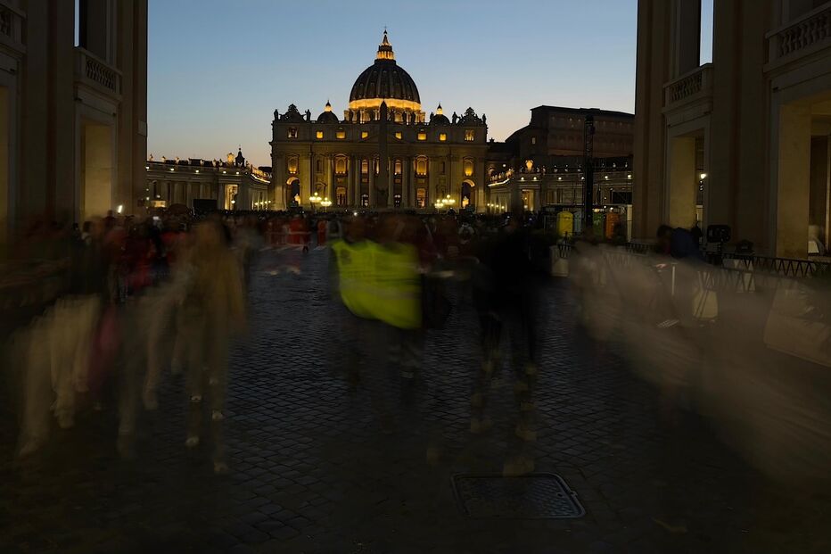 Praça de São Pedro, no Vaticano, durante a noite