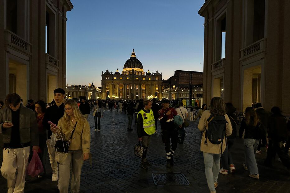 Praça de São Pedro, no Vaticano, durante a noite