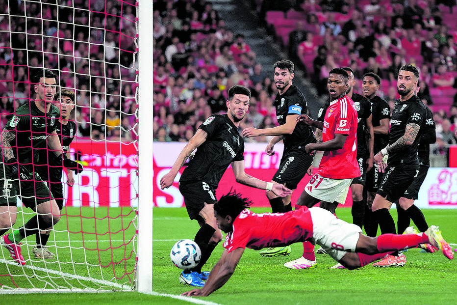 Leandro Barreiro mergulha em lance junto da baliza do Tirsense 