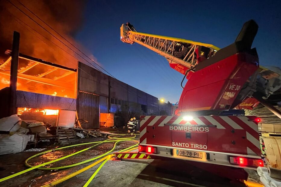 Fogo que destruiu armazéns em Santo Tirso
