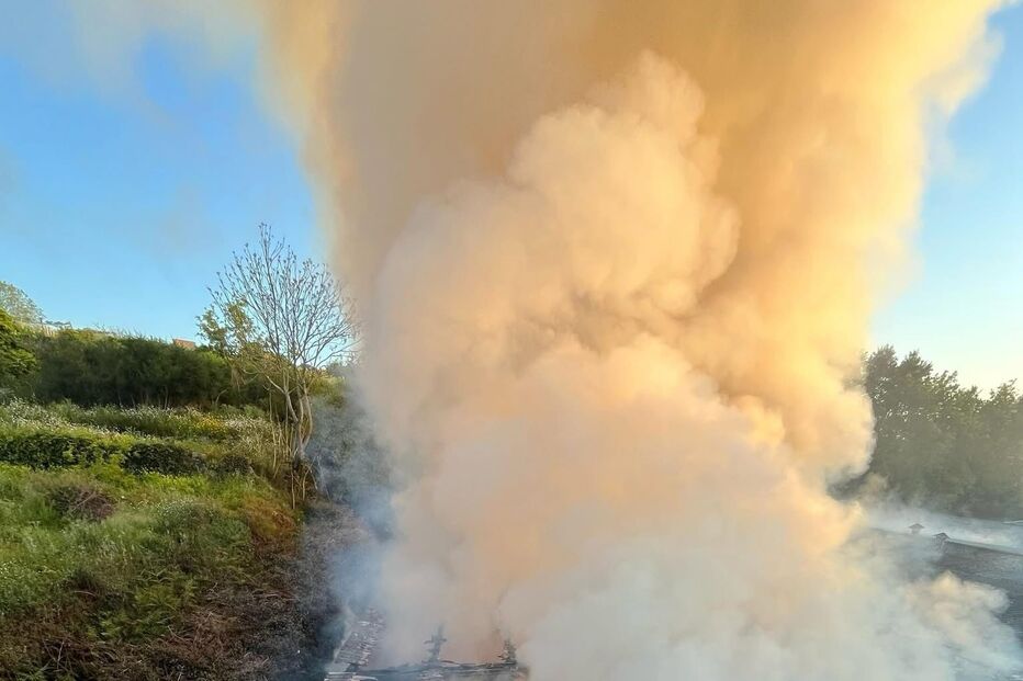 Fogo que destruiu armazéns em Santo Tirso