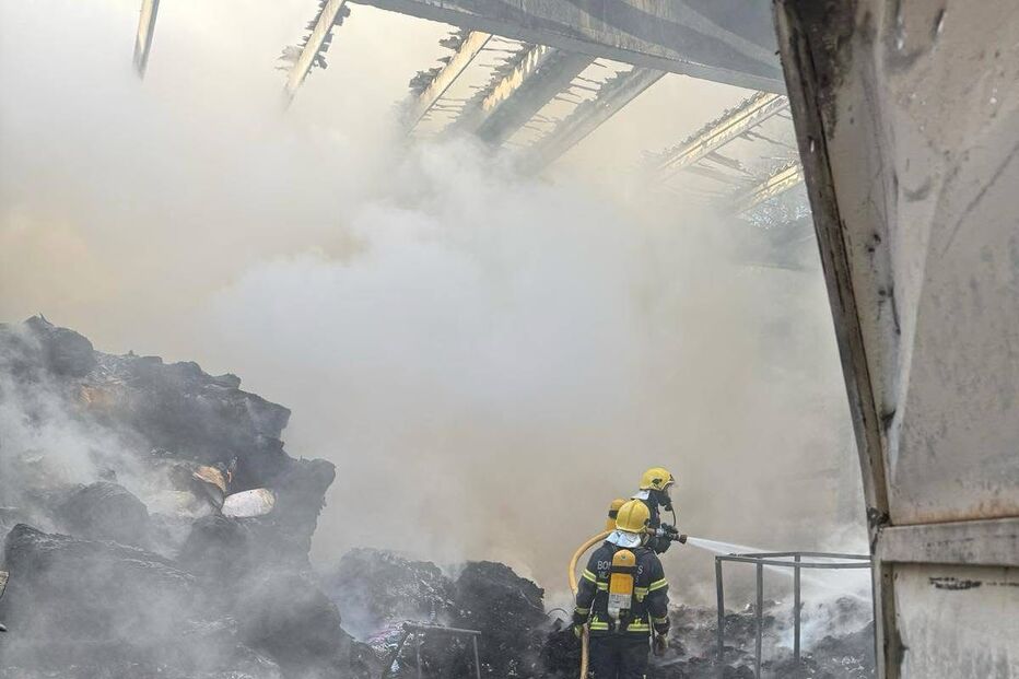 Fogo que destruiu armazéns em Santo Tirso