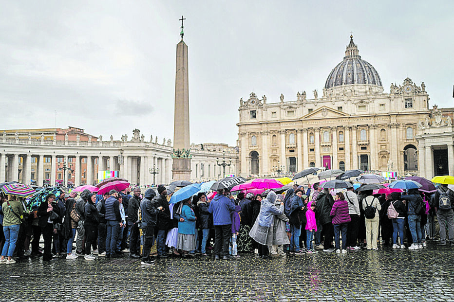 Apesar do mau tempo, os fiéis não saíram da fila para prestar o último adeus junto do caixão do Papa Francisco