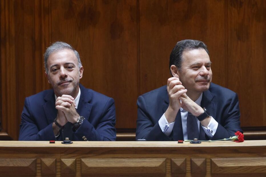 Primeiro ministro, Luís Montenegro, e ministro dos Assuntos Parlamentares, Pedro Duarte, durante comemorações do 25 de Abril na AR