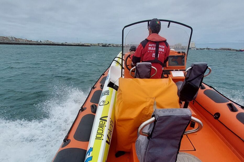 Resgatado com vida praticante de caiaque desaparecido ao largo de Peniche