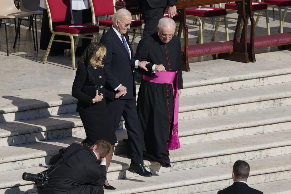 Ex-presidente dos EUA, Joe Biden, e a mulher, Jill, no funeral do Papa