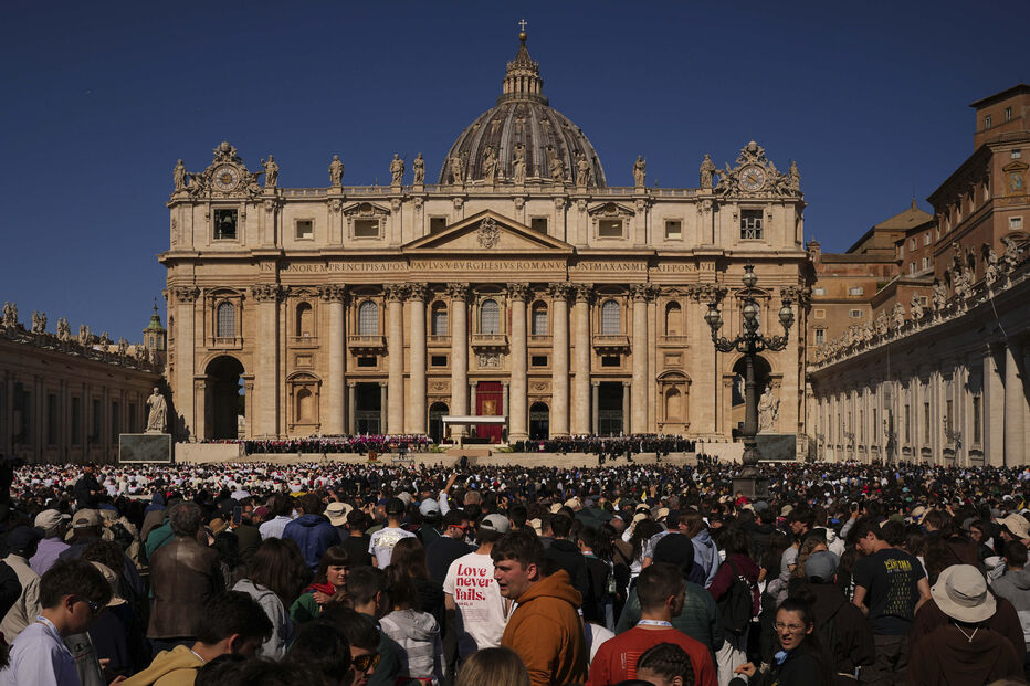 Milhares de fiéis estão na Praça de São Pedro, no Vaticano 