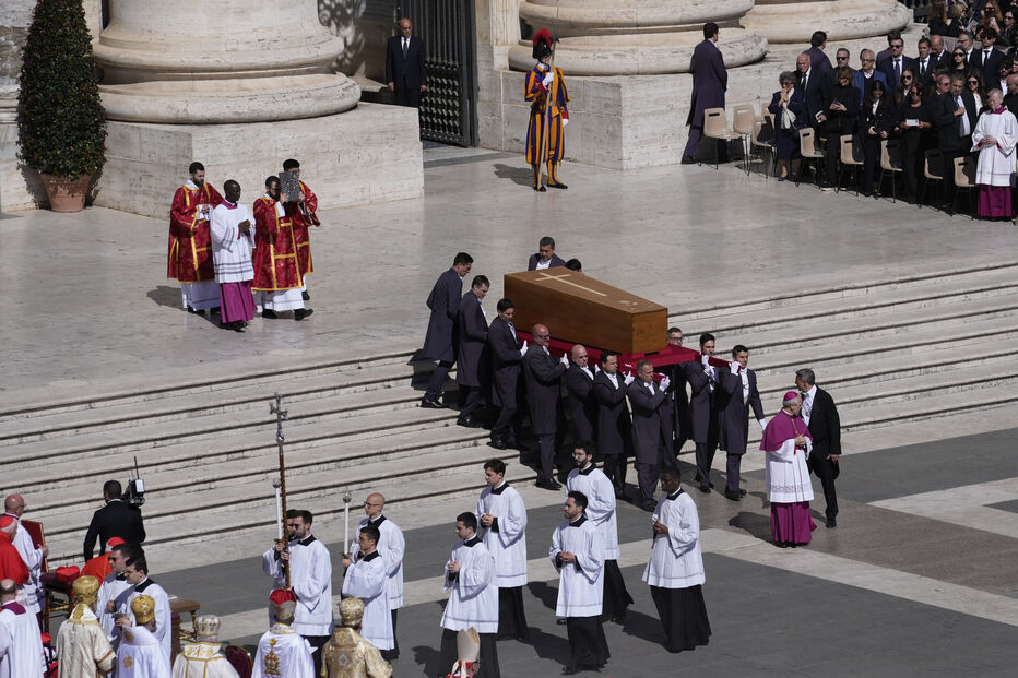 Caixão do Papa Francisco na Praça de São Pedro para o último adeus