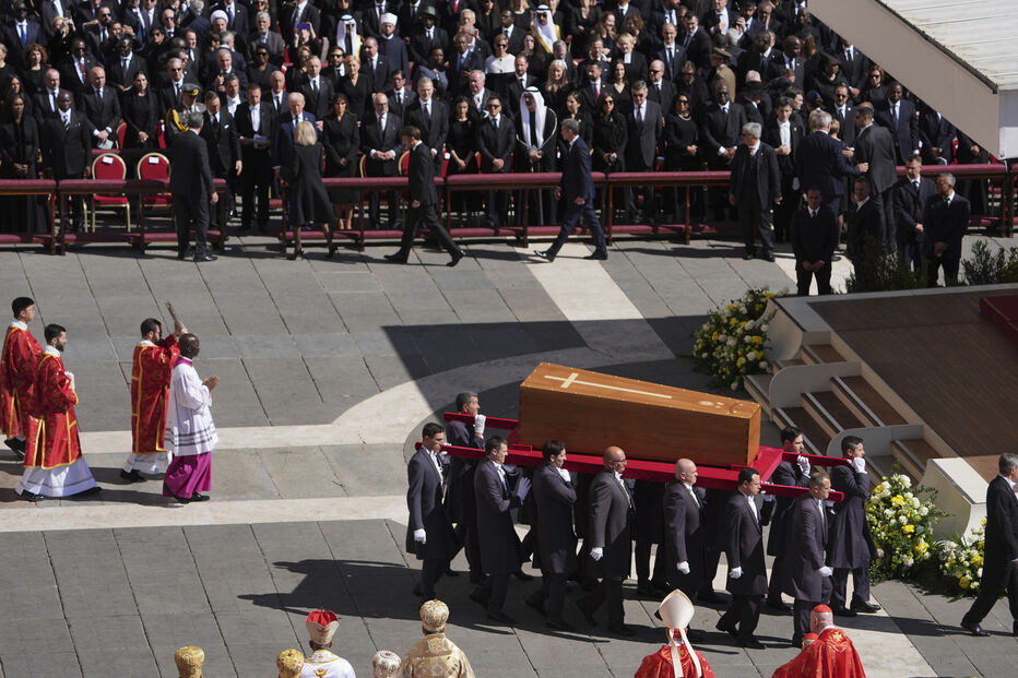 Caixão do Papa Francisco na Praça de São Pedro para o último adeus