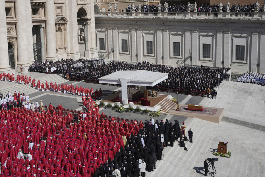 Corpo do Papa Francisco na Praça de São Pedro