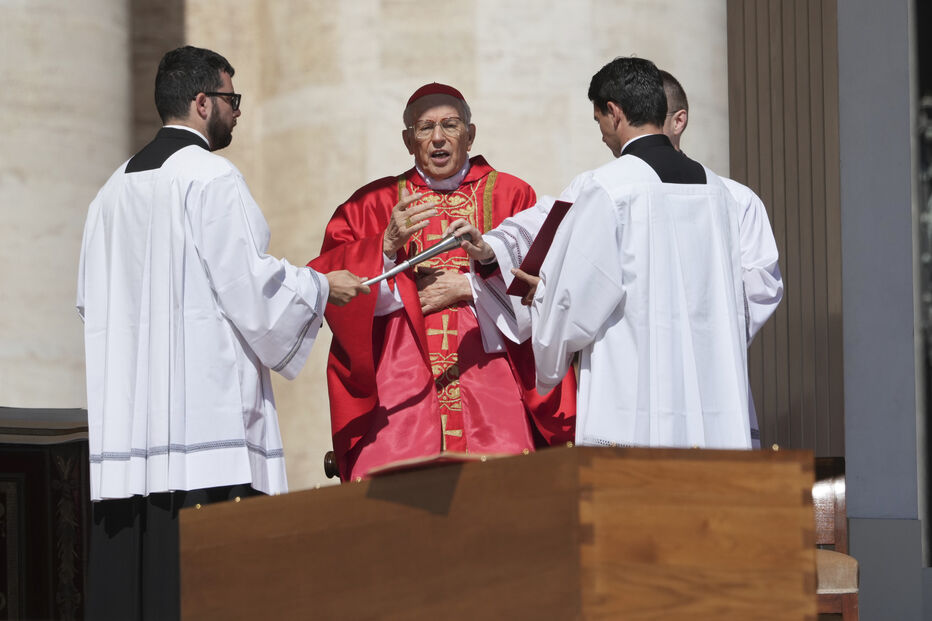 Giovanni Battista Re preside funeral do Papa Francisco na Praça de São Pedro, no Vaticano