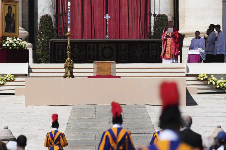Giovanni Battista Re preside funeral do Papa Francisco na Praça de São Pedro, no Vaticano