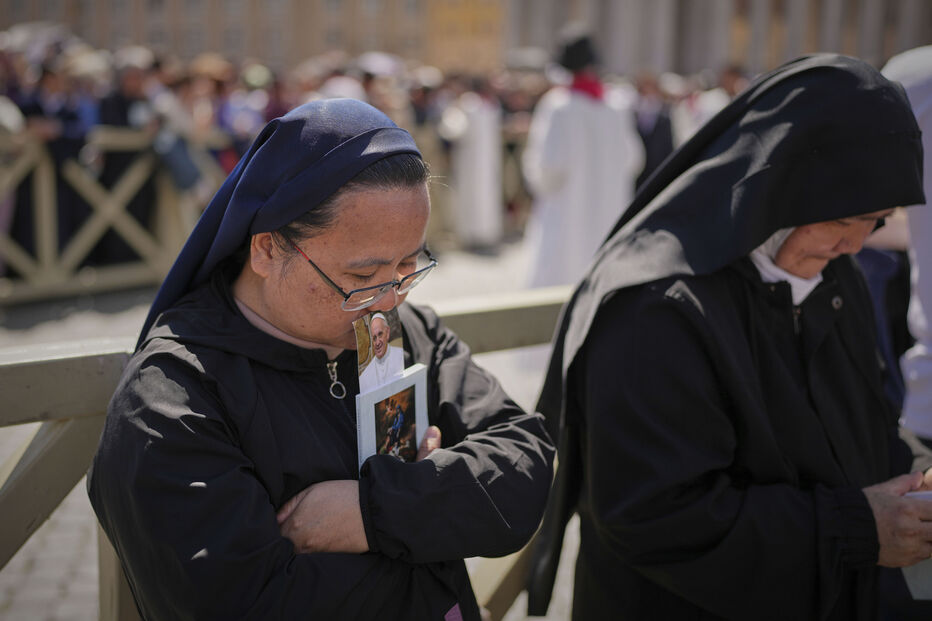 Freira assiste ao funeral do Papa Francisco 