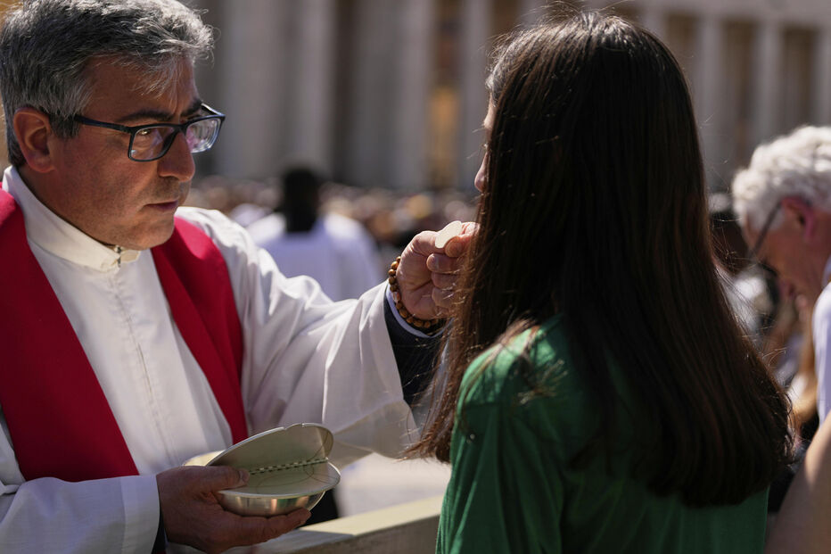 Padre oferece a hóstia durante funeral do Papa Francisco