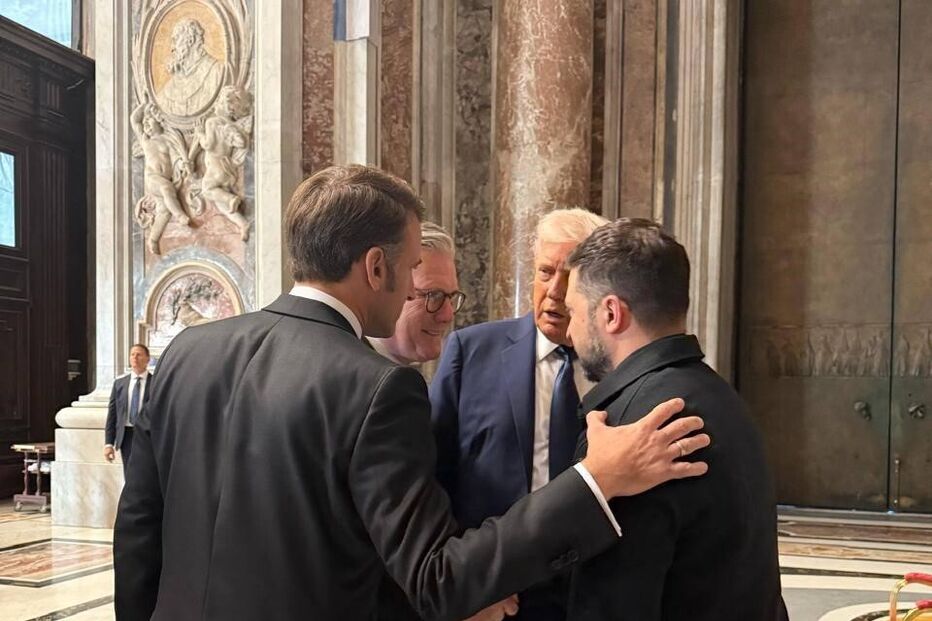 Donald Trump e Volodymyr Zelensky estiveram reunidos antes do funeral do Papa Francisco