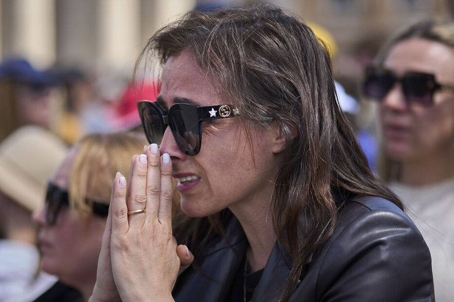 Fiéis emocionam-se durante cortejo fúnebre do Papa Francisco 
