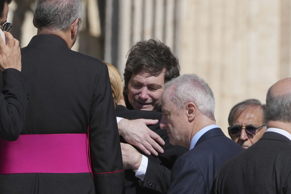 Presidente da Argentina, Javier Milei, abraça a sua irmã Karina durante funeral do Papa Francisco 