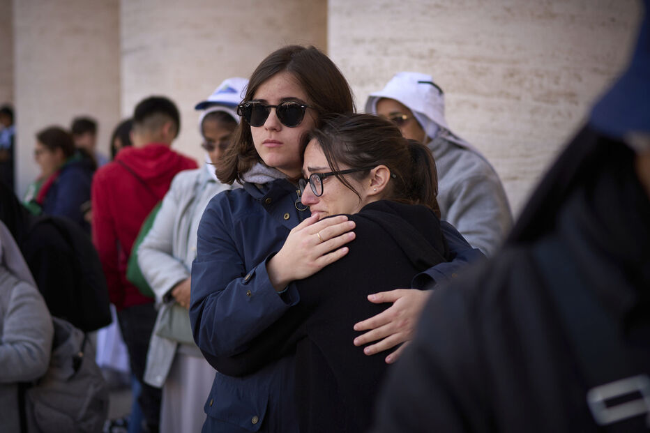 Fiéis emocionam-se no último adeus ao Papa Francisco 
