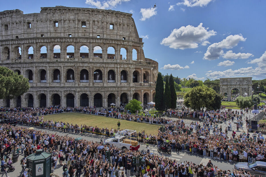 Caixão do Papa Francisco passa pelo coliseu de Roma 