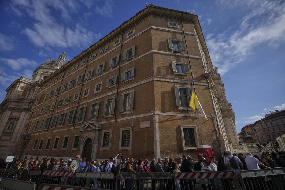 Fiéis esperam em fila à porta da Basílica de Santa Maria Maior para prestar homenagem ao túmulo do Papa Francisco