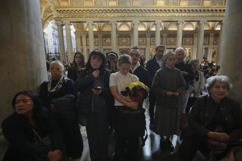 Fiéis prestam homenagem ao túmulo do Papa Francisco na Basílica de Santa Maria Maior