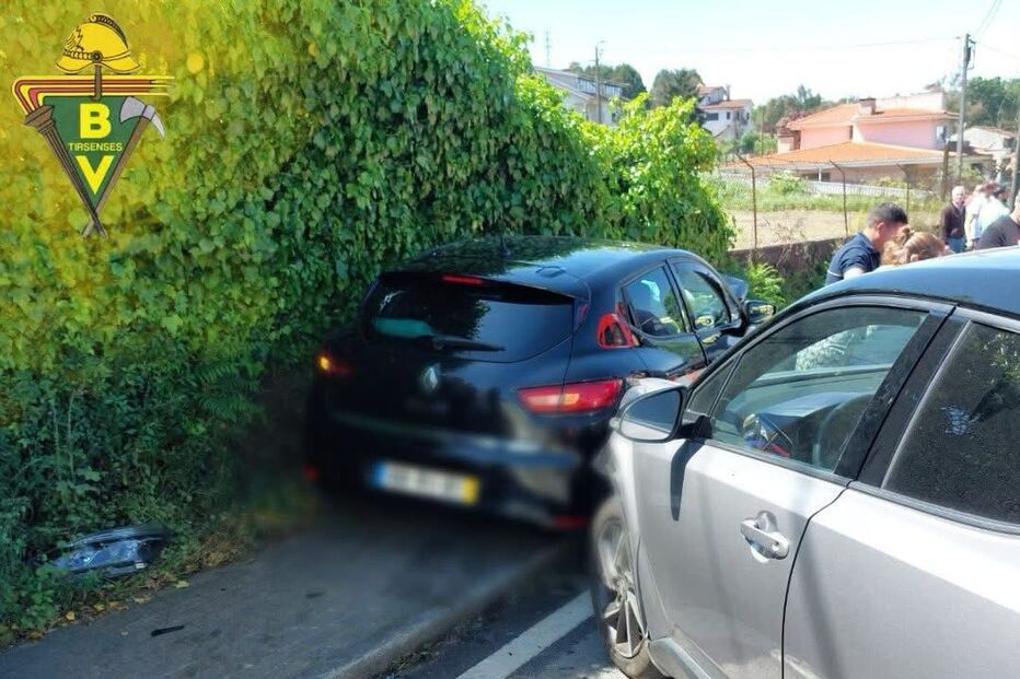 Oito feridos após colisão entre dois carros em Santo Tirso