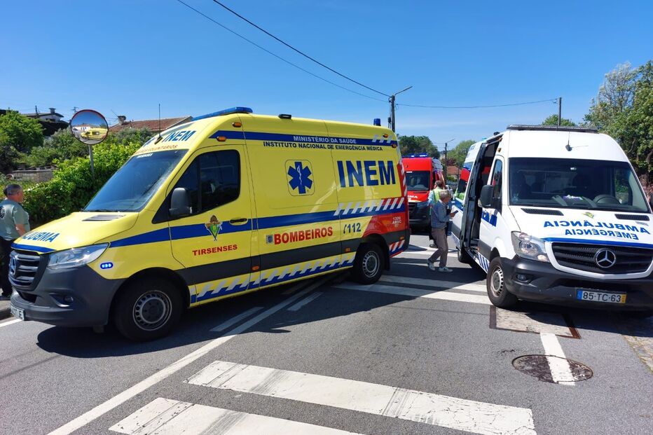 Oito feridos após colisão entre dois carros em Santo Tirso