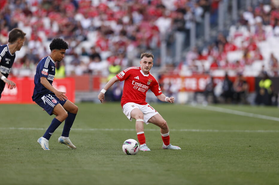 Aktürkoglu faz o quarto golo das 'águias'