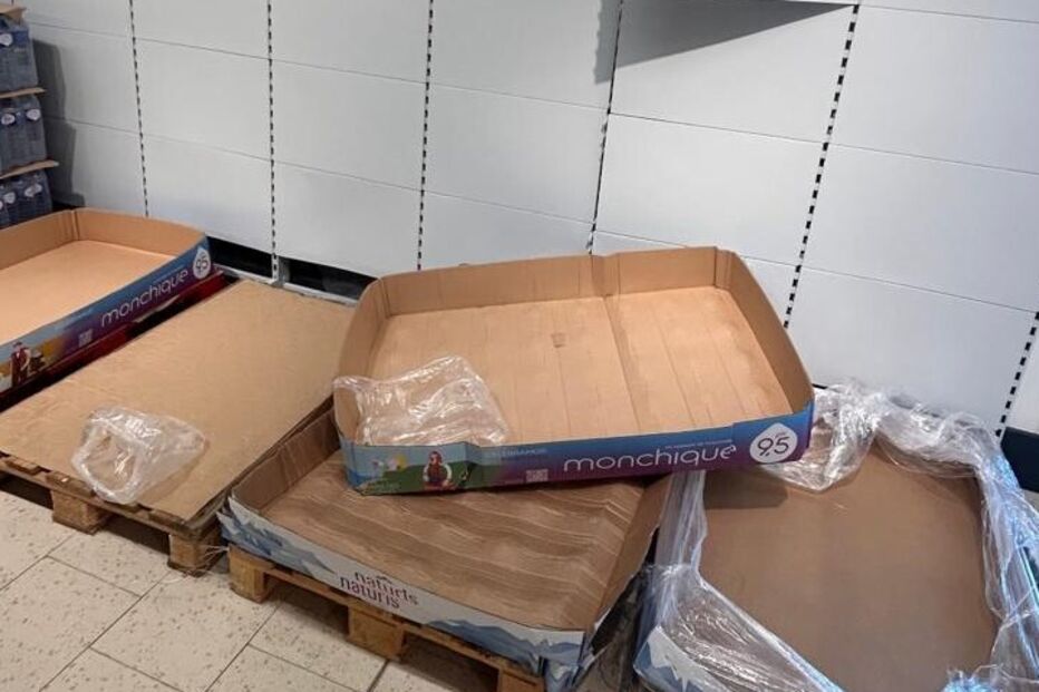 Prateleiras vazias em supermercado após apagão