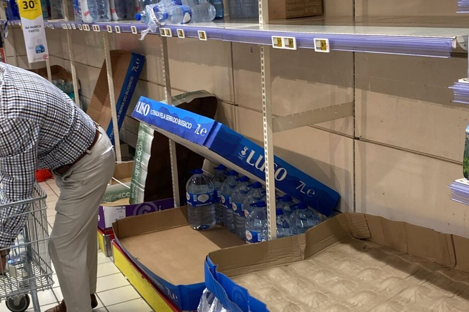 Prateleiras vazias em supermercado após apagão