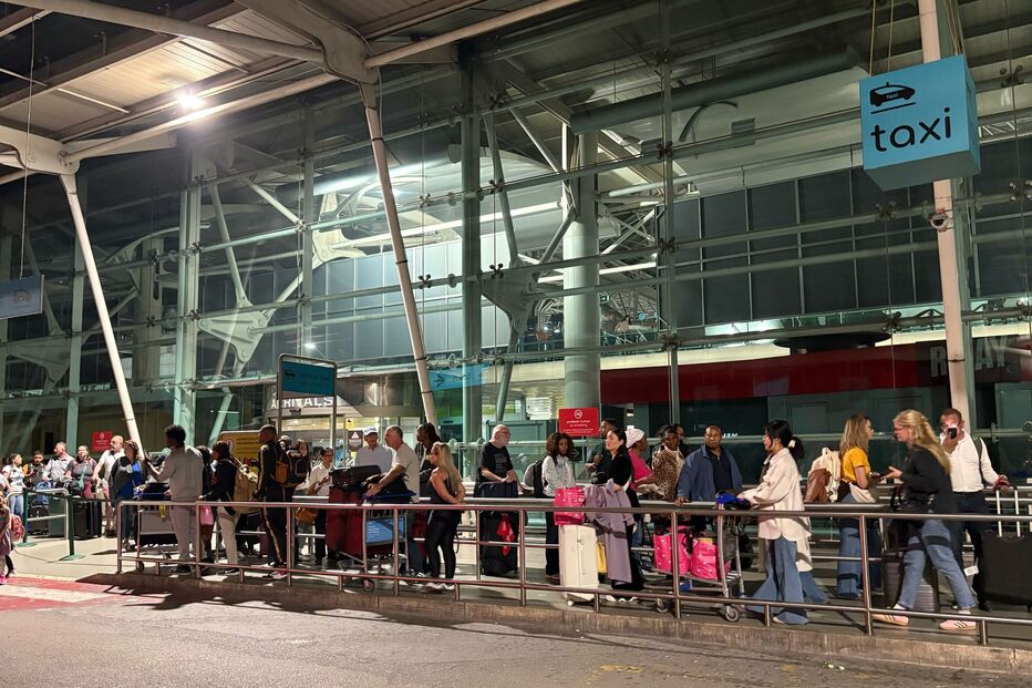 Aeroporto de Lisboa já tem eletricidade. Centenas de passageiros ainda sem malas